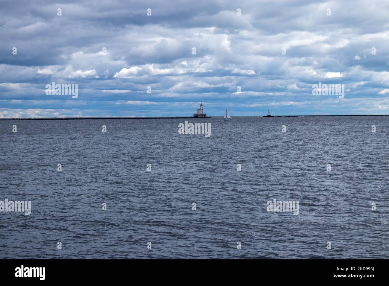 Segelboot auf dem Lake Michigan neben dem Leuchtturm Stockfoto