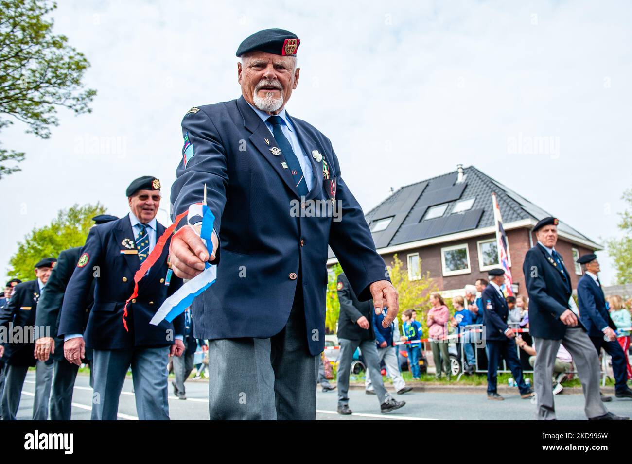 Ein Veteran des Zweiten Weltkriegs lächelt während der Liberation Parade, die am 5.. Mai 2022 in Wageningen erneut stattfand, zur Kamera. (Foto von Romy Arroyo Fernandez/NurPhoto) Stockfoto