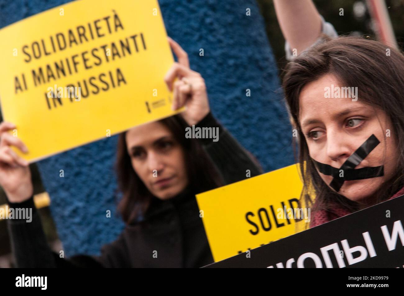 Aktivisten von Amnesty International nehmen am 5. Mai 2022 an der Demonstration „„Stoppt die Unterdrückung von Dissens in Russland“ in der Nähe der russischen Botschaft in Rom, Italien, Teil. (Foto von Andrea Ronchini/NurPhoto) Stockfoto