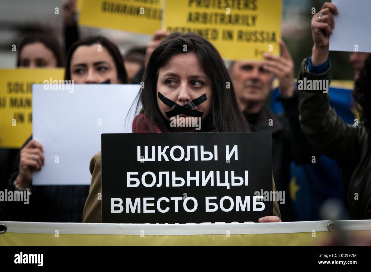 Aktivisten von Amnesty International nehmen am 5. Mai 2022 an der Demonstration „„Stoppt die Unterdrückung von Dissens in Russland“ in der Nähe der russischen Botschaft in Rom, Italien, Teil. (Foto von Andrea Ronchini/NurPhoto) Stockfoto