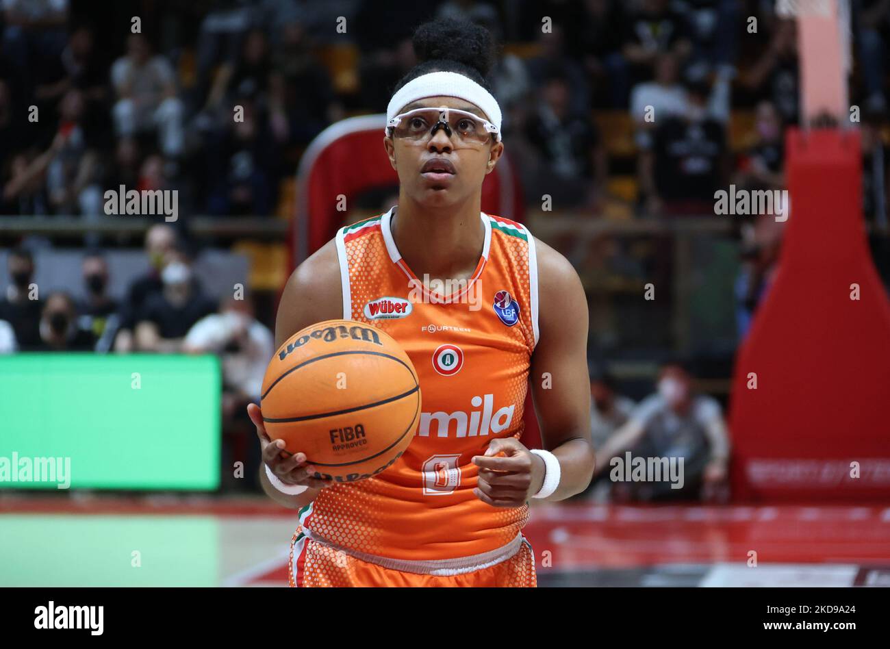 Diamond De Shields (Famila Schio Basket) während des Spiels 4 Finale der italienischen Frauen-Basketball-Meisterschaft der Serie A1 Playoff Virtus Segafredo Bologna gegen Famila Schio im Paladozza Sports Palace, Bologna, am 05. Mai 2022.(Foto von Michele Nucci/LiveMedia/NurPhoto) Stockfoto