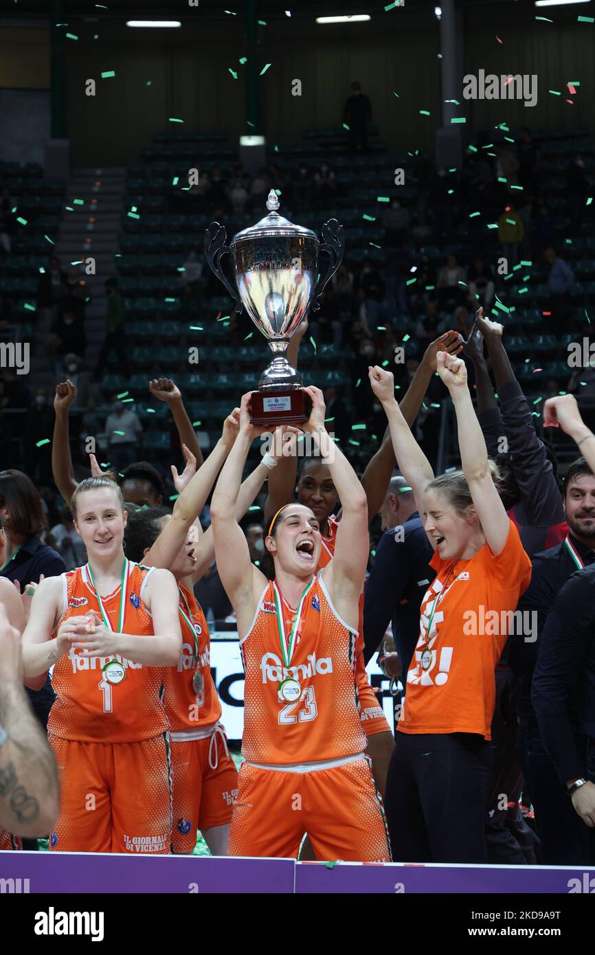 Das Team von Schio freut sich über den Sieg der italienischen Basketballmeisterschaft der Frauen A1 am Ende des Finales von Spiel 4 der italienischen Basketballmeisterschaft der Frauen in der Serie Playoff A1 Virtus Segafredo Bologna gegen Famila Schio im Sportpalast Paladozza, Bologna, am 05. Mai, 2022.(Foto von Michele Nucci/LiveMedia/NurPhoto) Stockfoto