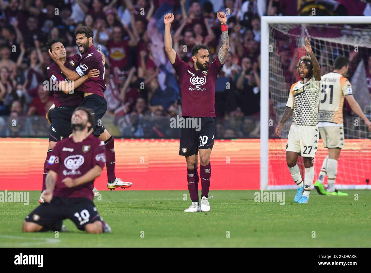 Die Spieler von Salerno freuen sich am Ende des Spiels während der Serie A 2021/22 Spiel zwischen uns . Salernitana 1919 und der FC Venezia. Im Arechi-Stadion (Foto: Agostino Gemito/LiveMedia/NurPhoto) Stockfoto