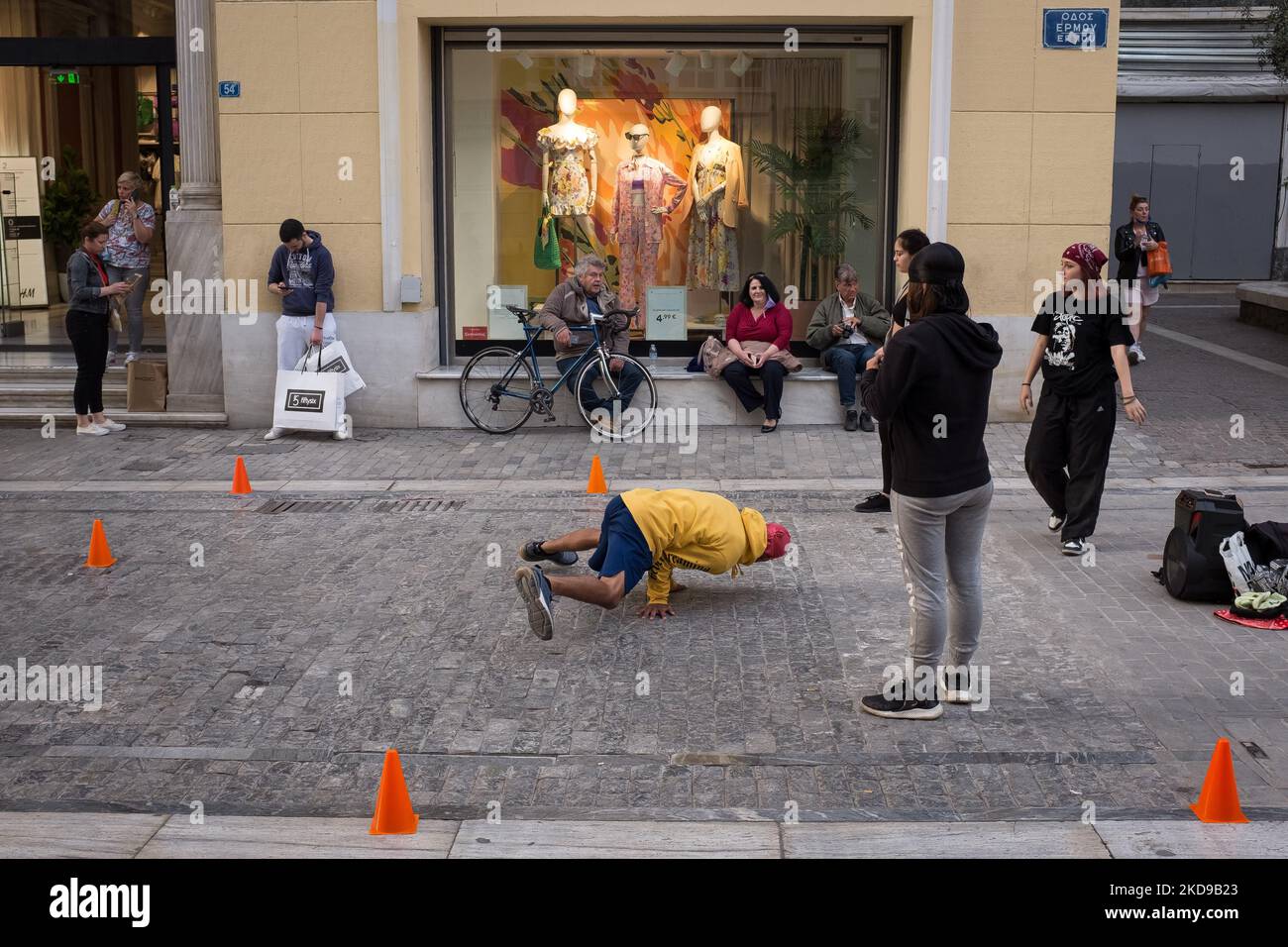 Ein Straßenkünstler tanzt am 6. Mai 2022 in der Ermou-Straße im Zentrum von Athen, Griechenland. (Foto von Nikolas Kokovlis/NurPhoto) Stockfoto