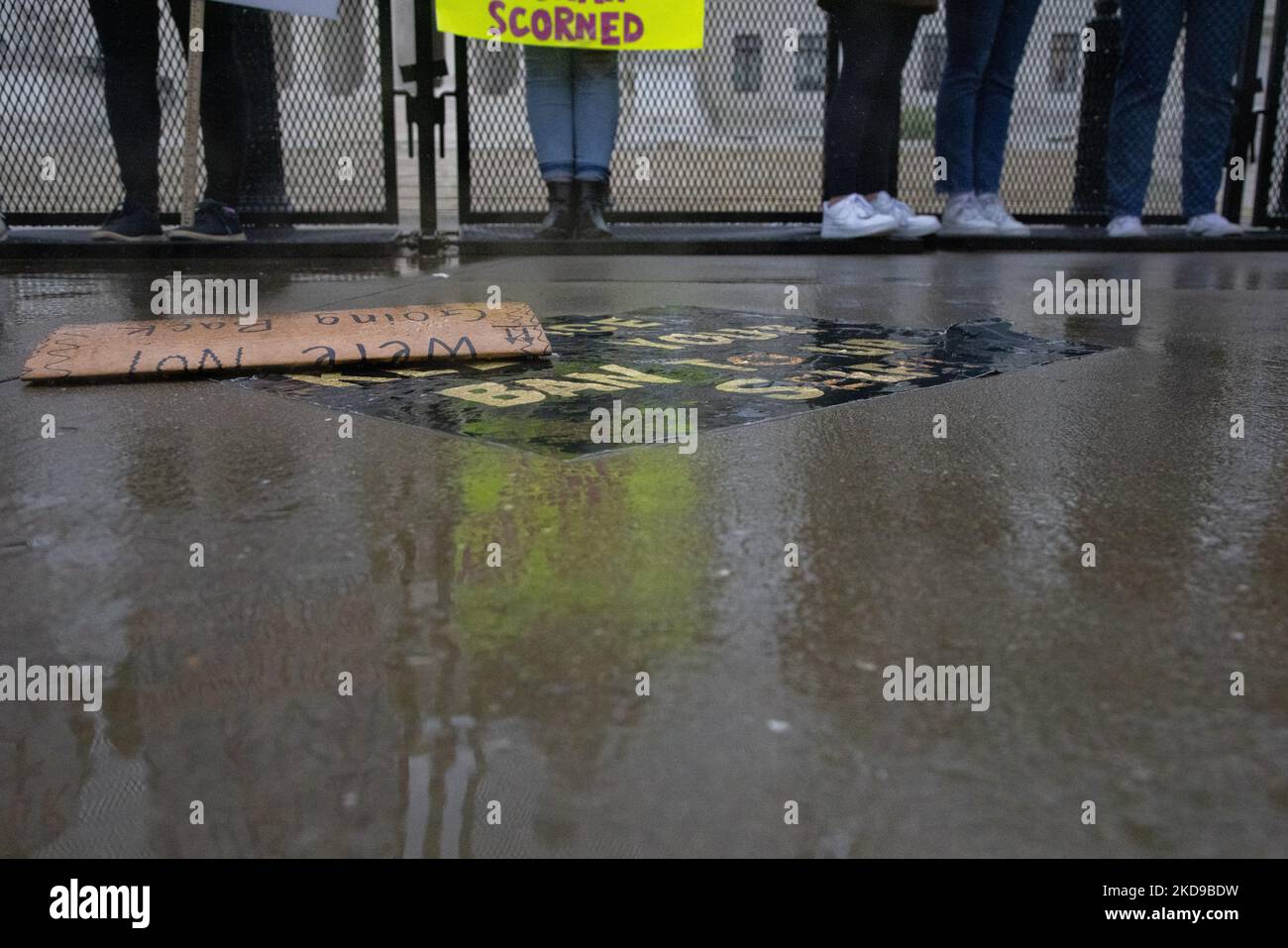 Demonstranten, die sich für Abtreibungsrechte einsetzen, protestieren am 6. Mai 2022 im Regen vor dem Obersten Gerichtshof in Washington, D.C., nachdem ein Entwurf für eine Stellungnahme des Obersten Gerichtshofs zum Sturz von Roe vs. Wade veröffentlicht wurde (Foto: Bryan Olin Dozier/NurPhoto) Stockfoto