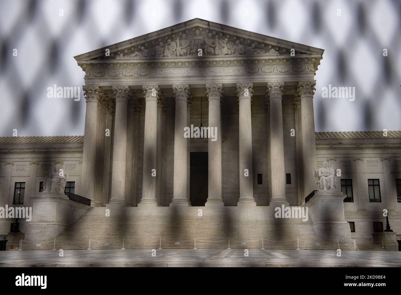 Der Oberste Gerichtshof in Washington, D.C., wird am 6. Mai 2022 nach mehrtägigen Protesten hinter nicht skalierbaren Fechten nach dem Leck eines Entwurfs eines Urteils des Obersten Gerichtshofs zum Sturz von Roe gegen Wade (Foto: Bryan Olin Dozier/NurPhoto) gesehen. Stockfoto