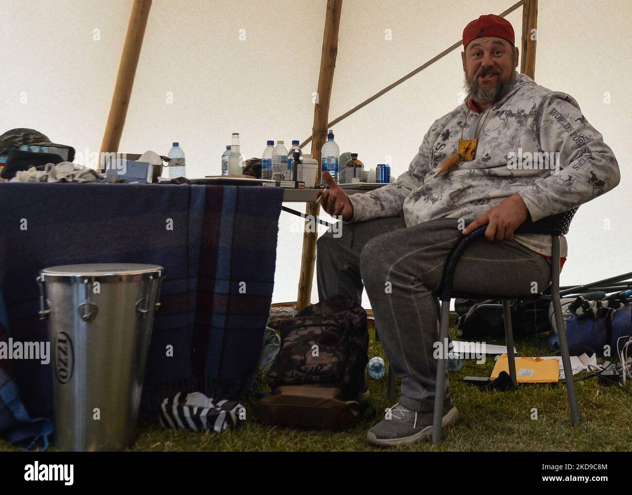 Patrick James King sitzt in einem Tipi während eines Sit-in-Protests auf dem legislativen Gelände von Alberta in Edmonton (BILD DER AKTE vom 22. Oktober 2021). Pat King ist bekannt für die Proteste gegen COVID-19-Mandate. Er leitete die Wexit-Bewegung, die sich für die Abspaltung einsetzte, Alberta und andere westliche Provinzen, führte die United We Roll-Bewegung an und fungierte als regionaler Organisator des Kanada-Konvoi-Protestes. King wurde am 18. Februar 2022 bei den Protesten des kanadischen Konvois in Ottawa verhaftet und ist mehreren Anklagen ausgesetzt. Am Samstag, den 7. Mai 2022, in Edmonton, Alberta, Kanada. (Foto von Artur Widak/NurPhoto) Stockfoto