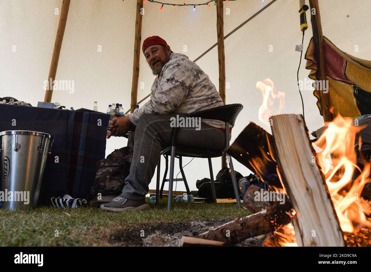 Patrick James King sitzt in einem Tipi während eines Sit-in-Protests auf dem legislativen Gelände von Alberta in Edmonton (BILD DER AKTE vom 22. Oktober 2021). Pat King ist bekannt für die Proteste gegen COVID-19-Mandate. Er leitete die Wexit-Bewegung, die sich für die Abspaltung einsetzte, Alberta und andere westliche Provinzen, führte die United We Roll-Bewegung an und fungierte als regionaler Organisator des Kanada-Konvoi-Protestes. King wurde am 18. Februar 2022 bei den Protesten des kanadischen Konvois in Ottawa verhaftet und ist mehreren Anklagen ausgesetzt. Am Samstag, den 7. Mai 2022, in Edmonton, Alberta, Kanada. (Foto von Artur Widak/NurPhoto) Stockfoto