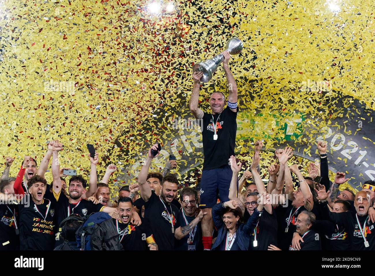 Kapitän Fabio Lucioni (US Lecce) hebt den Pokal zum Sieg der Meisterschaft der Serie B 2021/2022 während des italienischen Fußballmatches der Serie B US Lecce gegen Pordenone Calcio am 06. Mai 2022 im Stadio Via del Mare in Lecce, Italien (Foto: Emmanuele Mastrodonato/LiveMedia/NurPhoto) Stockfoto