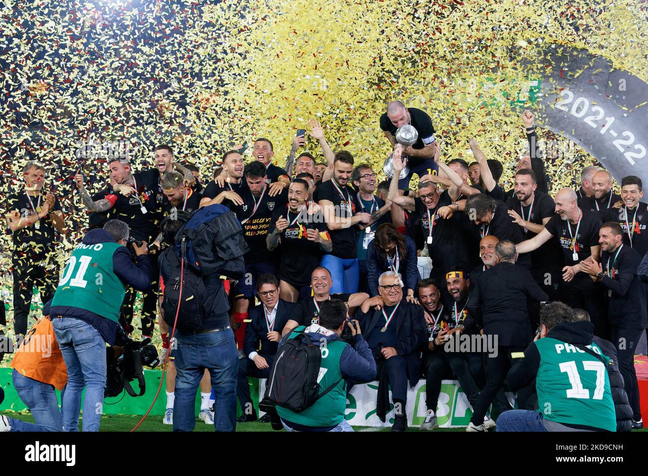 Kapitän Fabio Lucioni (US Lecce) hebt den Pokal zum Sieg der Meisterschaft der Serie B 2021/2022 während des italienischen Fußballmatches der Serie B US Lecce gegen Pordenone Calcio am 06. Mai 2022 im Stadio Via del Mare in Lecce, Italien (Foto: Emmanuele Mastrodonato/LiveMedia/NurPhoto) Stockfoto