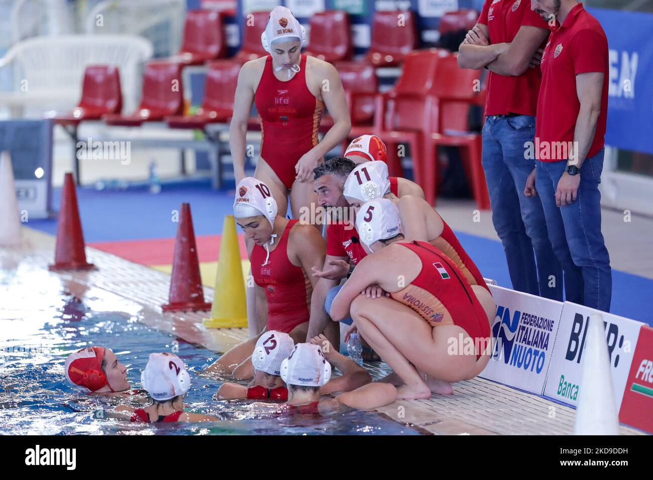 Auszeit SIS Roma während des Wasserball-Spiels der italienischen Serie A1 für Frauen Semifinale - SIS Roma gegen Ekipe Orizzonte am 07. Mai 2022 im Polo Acquatico Frecciarossa in Roma, Italien (Foto: Luigi Mariani/LiveMedia/NurPhoto) Stockfoto