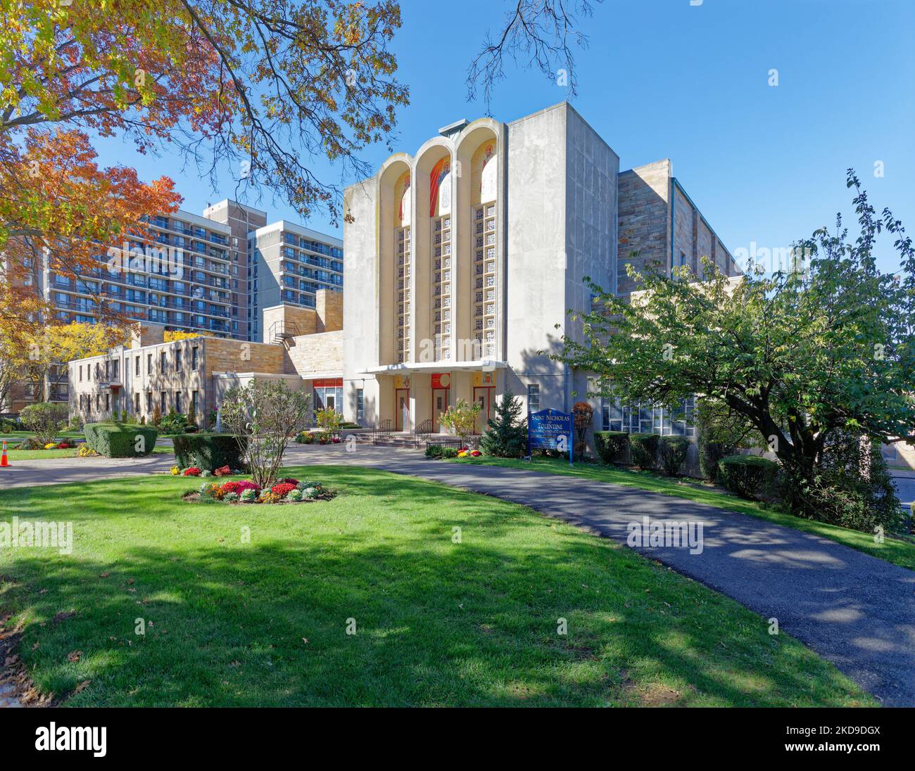 St. Nichola of Tolentine römisch-katholische Kirche auf der Goethals Avenue, Hillside, Jamaica, Queens, New York. Stockfoto