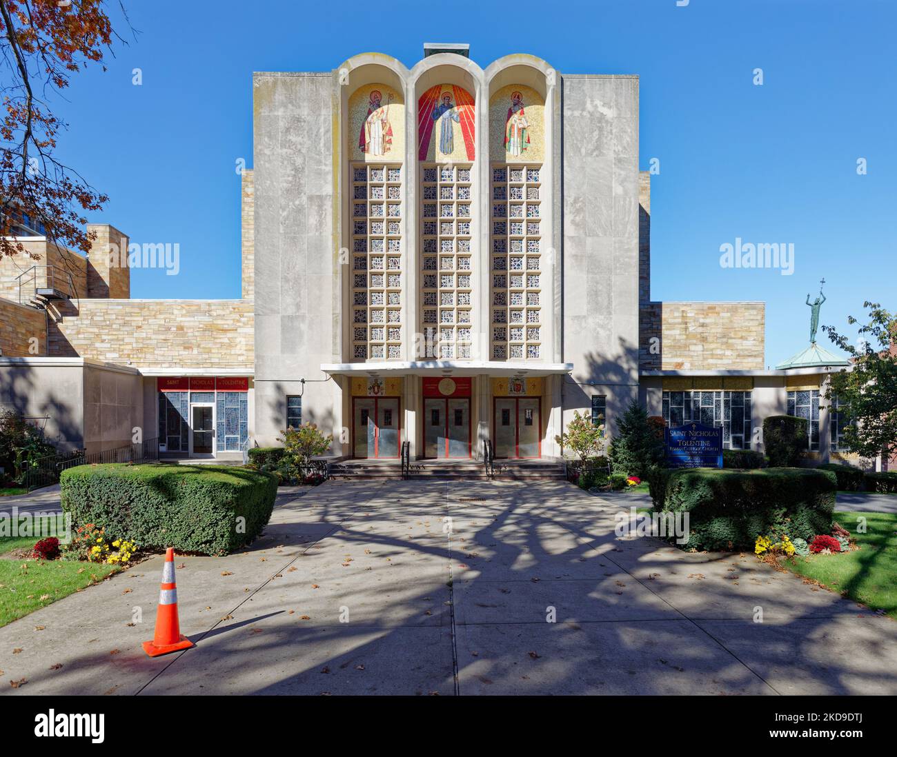 St. Nichola of Tolentine römisch-katholische Kirche auf der Goethals Avenue, Hillside, Jamaica, Queens, New York. Stockfoto