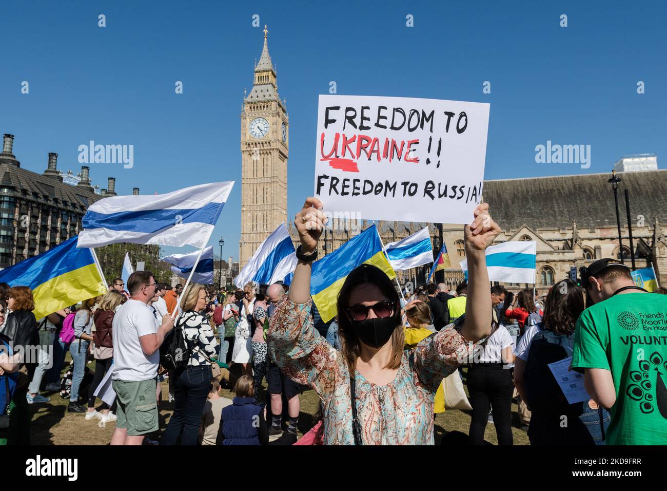 LONDON, VEREINIGTES KÖNIGREICH - 08. MAI 2022: Russische Bürger, die im Vereinigten Königreich leben, und Anti-Kriegs-Anhänger versammeln sich am 08. Mai 2022 auf dem Parliament Square, um gegen den Krieg in der Ukraine zu protestieren und Solidarität mit der regierungsfeindlichen Opposition in Russland in London, England, zu zeigen. Die Demonstranten brachten die weiß-blau-weißen Flaggen mit, die die Opposition gegen das Putin-Regime und die russische Invasion in der Ukraine 2022 symbolisieren, sowie Freiheit, Frieden und Demokratie im zukünftigen Russland. (Foto von Wiktor Szymanowicz/NurPhoto) Stockfoto