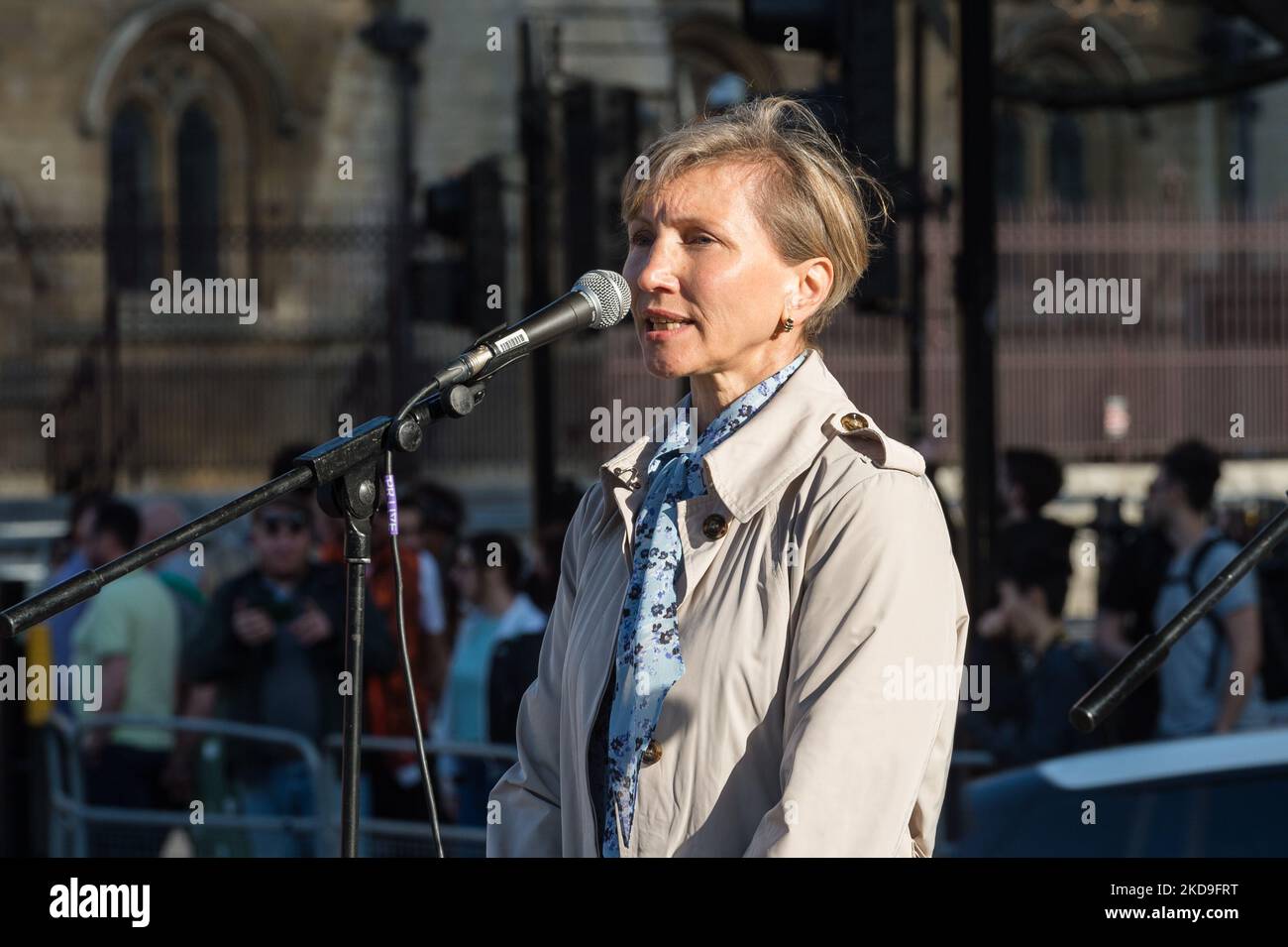 LONDON, VEREINIGTES KÖNIGREICH – 08. MAI 2022: Marina Litwinenko, die Witwe des ehemaligen KGB-Spions Alexander Litwinenko, spricht am 08. Mai 2022 in London, England, russische Bürger und Anti-Kriegs-Anhänger auf dem Parliament Square an, während sie in Solidarität mit der regierungsfeindlichen Opposition in Russland und gegen den Krieg in der Ukraine protestierte. Die Demonstranten brachten die weiß-blau-weißen Flaggen mit, die die Opposition gegen das Putin-Regime und die russische Invasion in der Ukraine 2022 symbolisieren, sowie Freiheit, Frieden und Demokratie im zukünftigen Russland. (Foto von Wiktor Szymanowicz/NurPhoto) Stockfoto