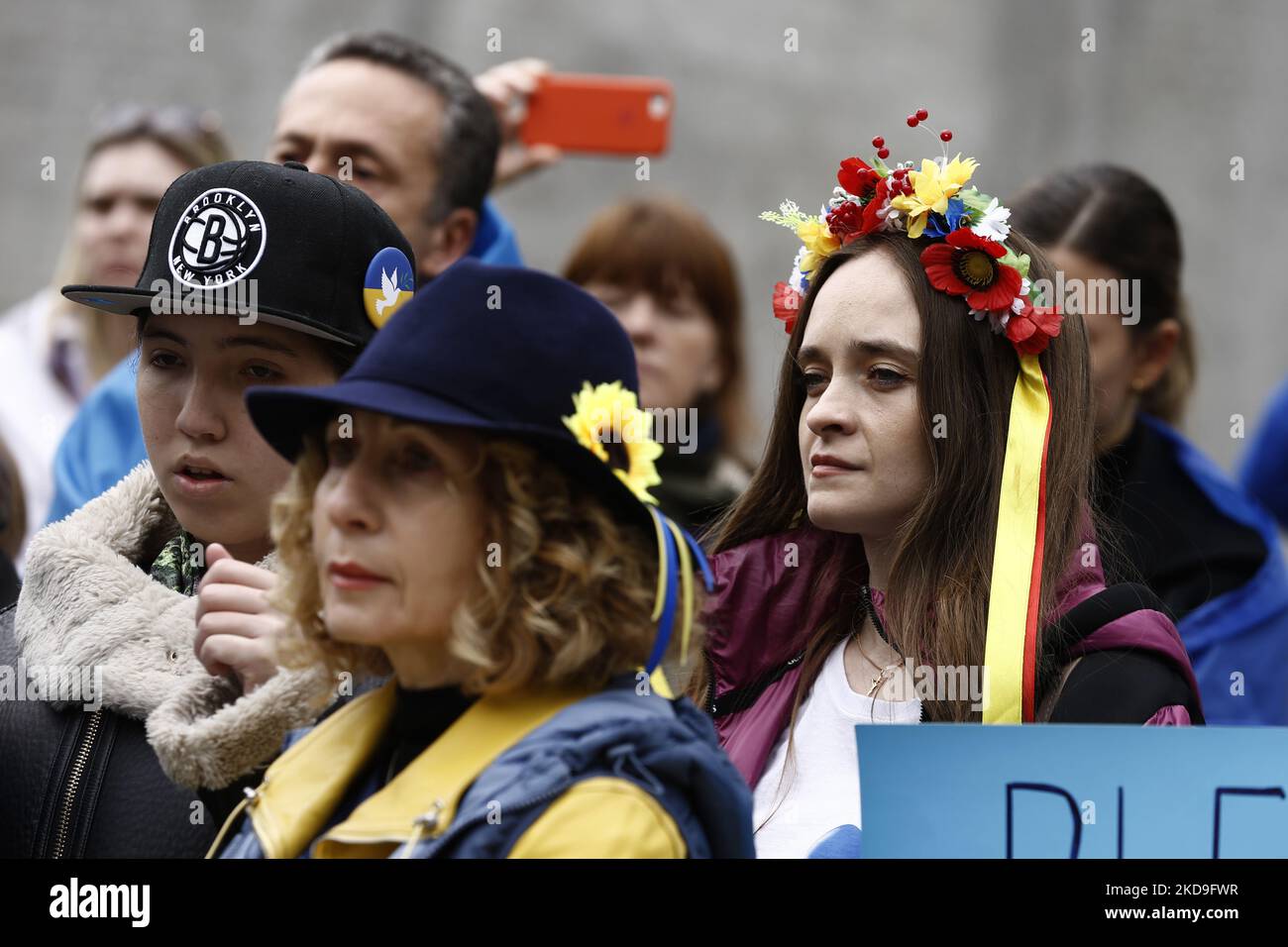 Nach einer „nie wieder“-Kundgebung zur Unterstützung der Ukraine in Lower Manhattan am 8. Mai 2022 in New York City, USA, versammeln sich Menschen am Denkmal des Zweiten Weltkriegs. Mehrere Redner verurteilten den Krieg mit der Hoffnung auf einen zukünftigen Besuch des ukrainischen Präsidenten Wolodymyr Zelenskyy im Bowling Green Park, wo die ukrainische Flagge als Symbol der Solidarität neben einer US-Flagge fliegt. (Foto von John Lamparski/NurPhoto) Stockfoto
