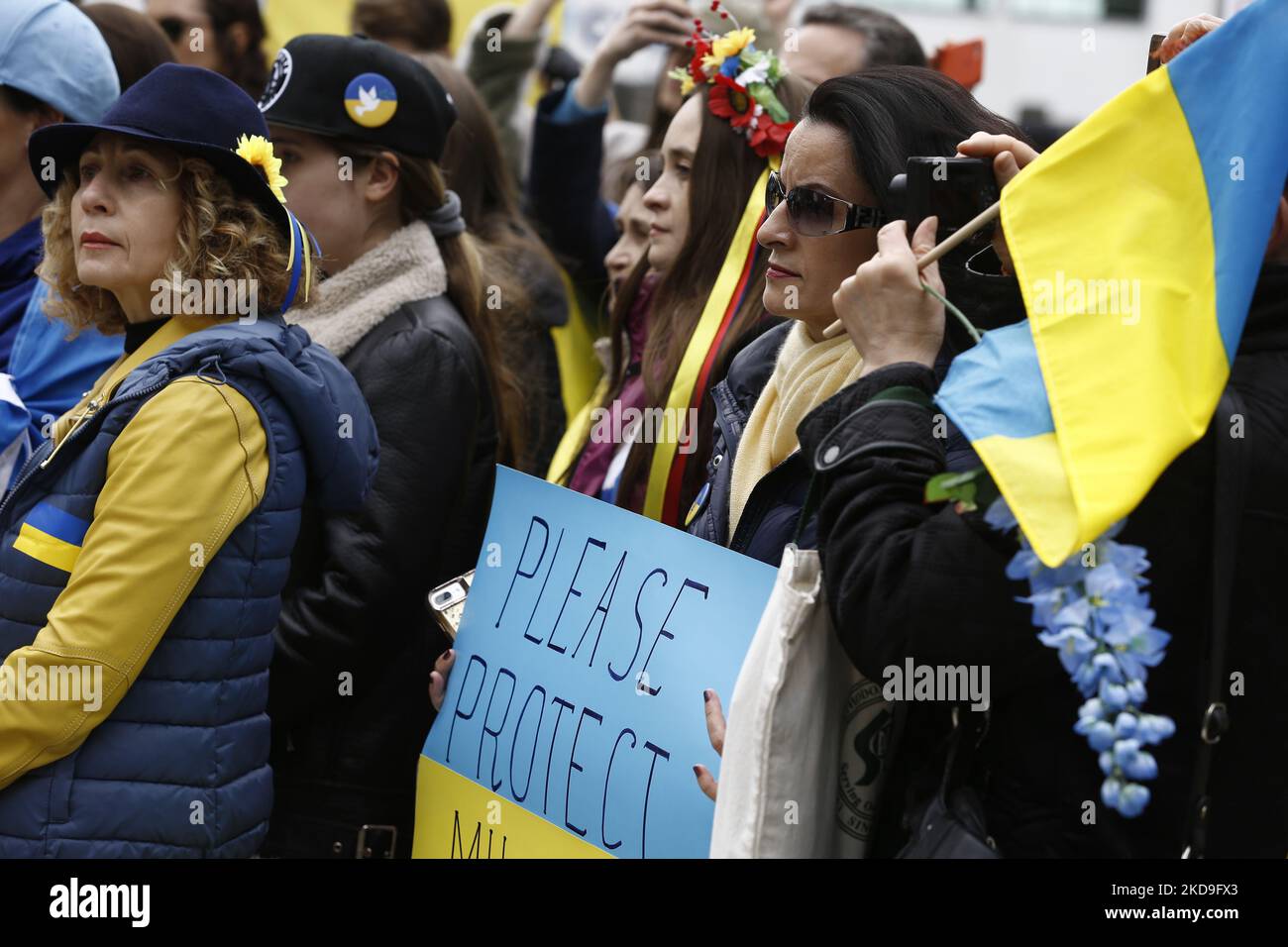 Nach einer „nie wieder“-Kundgebung zur Unterstützung der Ukraine in Lower Manhattan am 8. Mai 2022 in New York City, USA, versammeln sich Menschen am Denkmal des Zweiten Weltkriegs. Mehrere Redner verurteilten den Krieg mit der Hoffnung auf einen zukünftigen Besuch des ukrainischen Präsidenten Wolodymyr Zelenskyy im Bowling Green Park, wo die ukrainische Flagge als Symbol der Solidarität neben einer US-Flagge fliegt. (Foto von John Lamparski/NurPhoto) Stockfoto