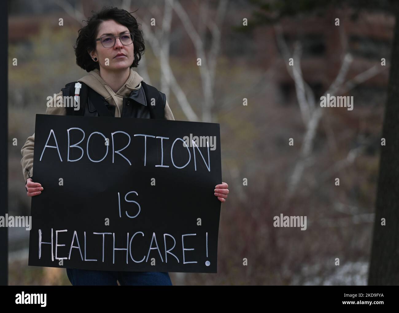 Ein Aktivist hält ein Pro-Choice-Poster. Lokale Pro-Choice-Aktivisten versammelten sich in der Alberta Legislature in Solidarität mit US-Frauen, um für die Verteidigung der Abtreibungsrechte zu protestieren. Am Sonntag, den 8. Mai 2022, Kanada. (Foto von Artur Widak/NurPhoto) Stockfoto