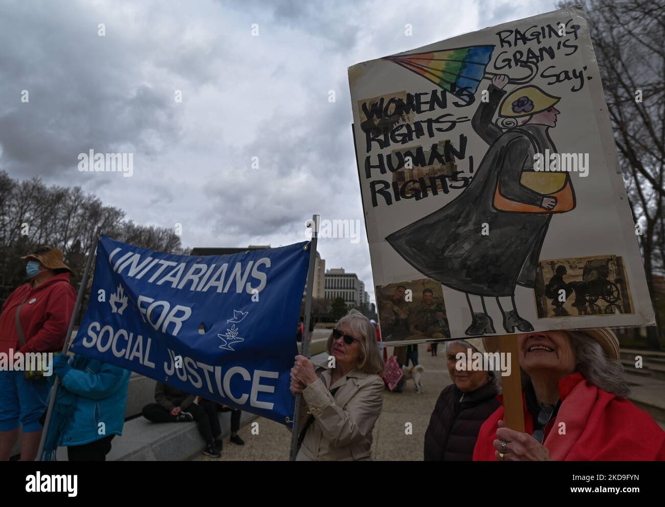 Aktivisten halten Pro-Choice-Poster. Lokale Pro-Choice-Aktivisten versammelten sich in der Alberta Legislature in Solidarität mit US-Frauen, um für die Verteidigung der Abtreibungsrechte zu protestieren. Am Sonntag, den 8. Mai 2022, Kanada. (Foto von Artur Widak/NurPhoto) Stockfoto