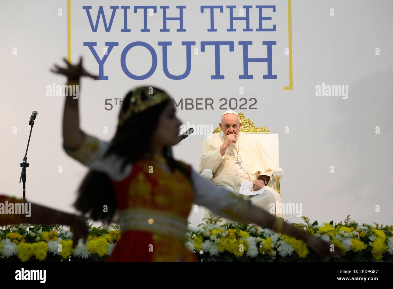 Vatikan, Vatikan. 05.. November 2022. Bahrain, 2022/11/5 .Papst Franziskus beim "Treffen mit den Jugendlichen an der Sacred Heart School in Baharain" Foto von Vatican Mediia/Catholic Press Photos . BESCHRÄNKT AUF REDAKTIONELLE VERWENDUNG - KEIN MARKETING - KEINE WERBEKAMPAGNEN. Kredit: Unabhängige Fotoagentur/Alamy Live Nachrichten Stockfoto