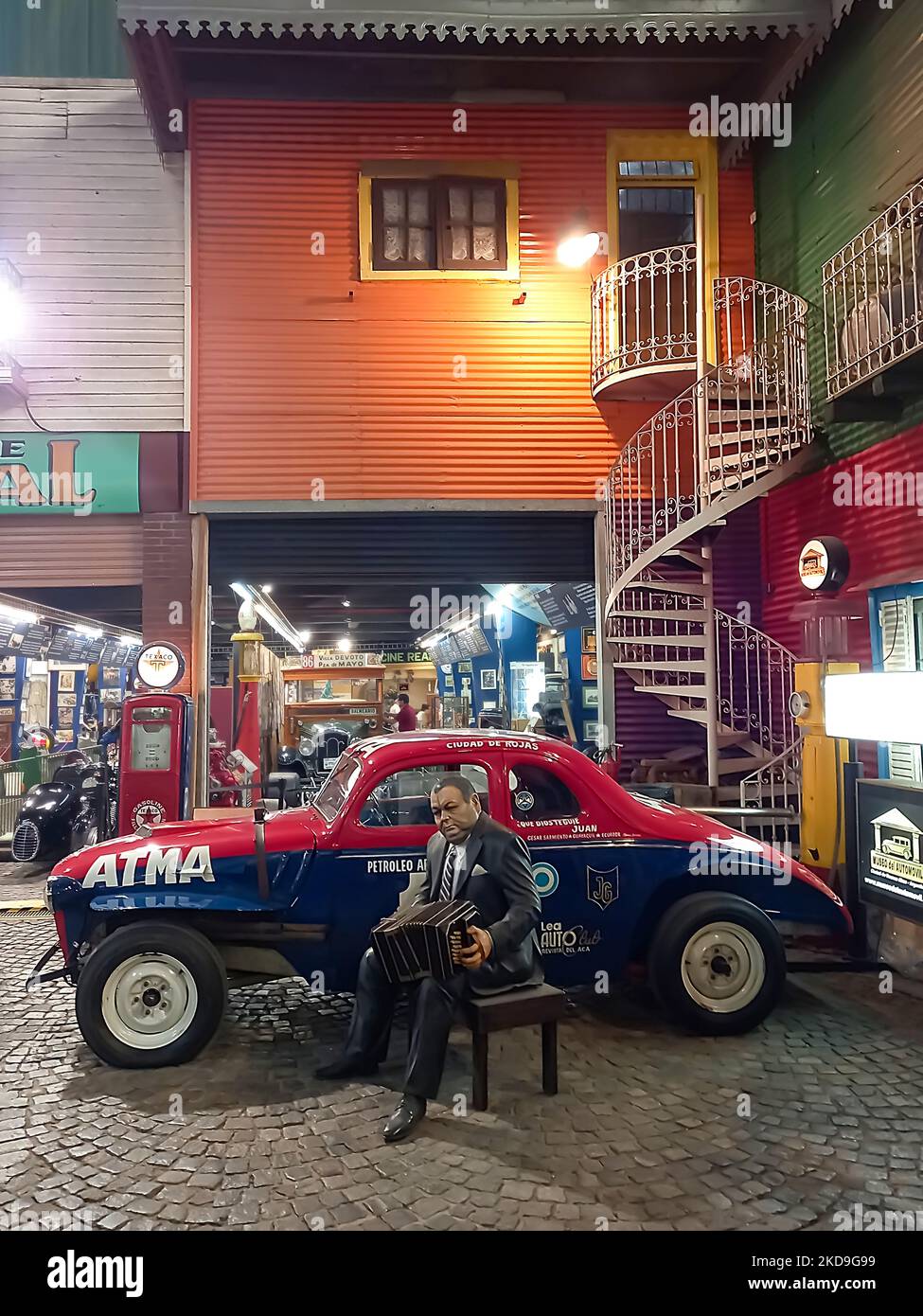 Tribut an Tango-Bandoneon-Spieler Anibal Troilo Pichuco. La Boca Viertel typische bunte Blechhäuser, Wendeltreppe und Kopfsteinpflasterstraße Stockfoto