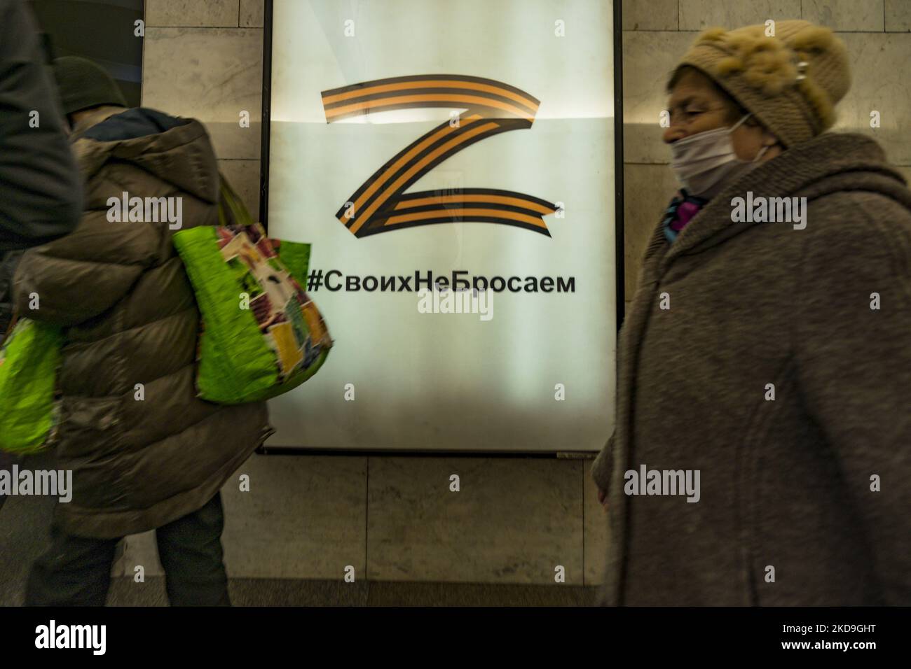 Banner in der Petersburger U-Bahn mit dem Z-Symbol . Die Z malt während der Invasion Russlands in der Ukraine in die fahrzeuge der russischen Armee und ist jetzt ein Symbol für die Unterstützung des Krieges in der Ukraine. (Foto von STR/NurPhoto) Stockfoto