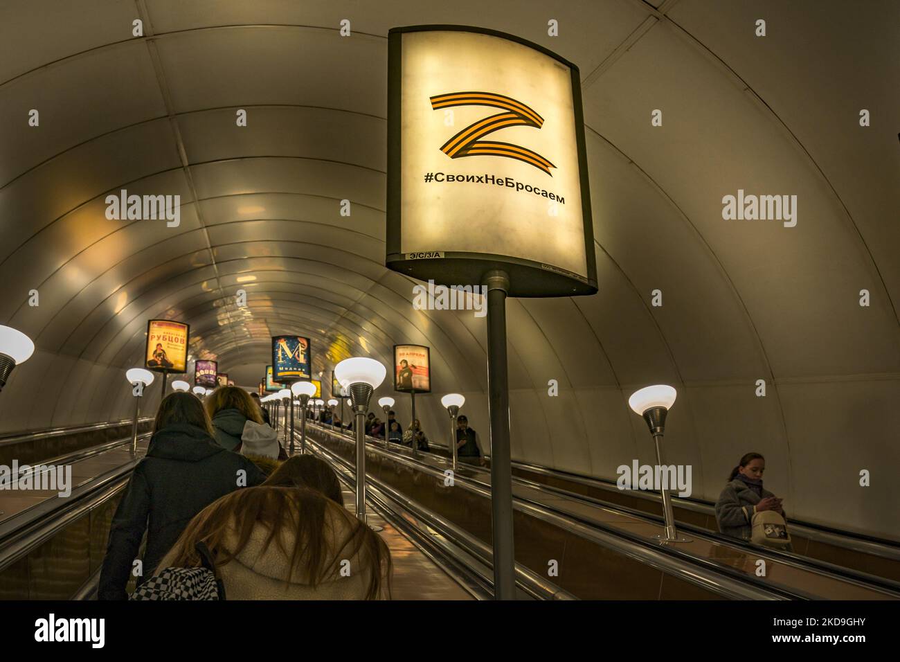 Banner in einem Pol der Petersburger U-Bahn mit dem Z-Symbol . Die Z malt während der Invasion Russlands in der Ukraine in die fahrzeuge der russischen Armee und ist jetzt ein Symbol für die Unterstützung des Krieges in der Ukraine. (Foto von STR/NurPhoto) Stockfoto