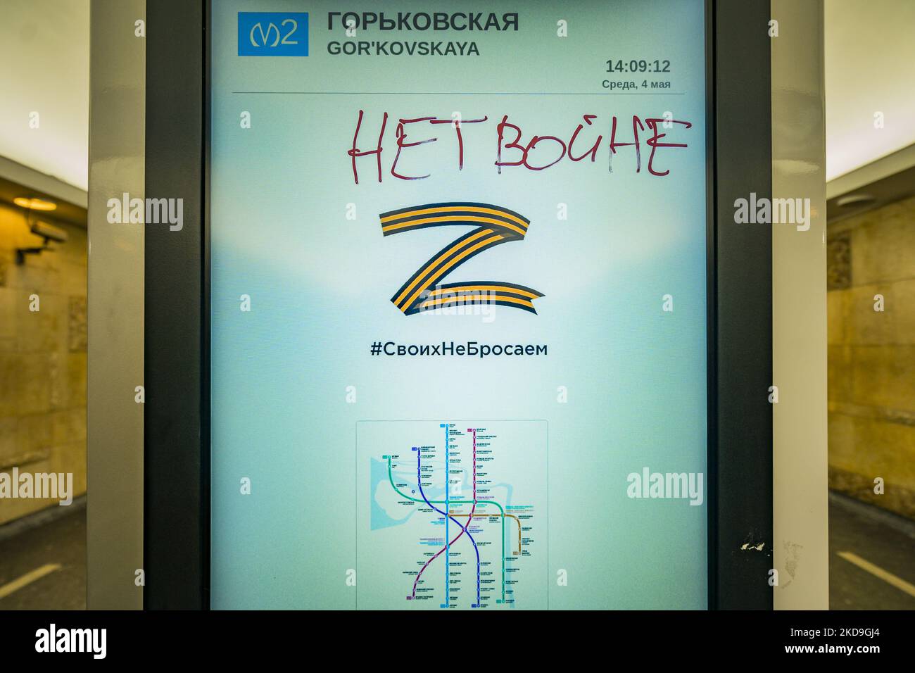 Russische Wörter, die auf einem Z-Symbol auf einer U-Bahn-Karte mit der Aufschrift „Nein zum Krieg“ gemalt wurden, beziehen sich nicht auf die aktuelle Invasion Russlands in der Ukraine. Die Z malt während der Invasion in den fahrzeugen der russischen Armee und ist jetzt ein Symbol für die Unterstützung des Krieges in der Ukraine. (Foto von STR/NurPhoto) Stockfoto