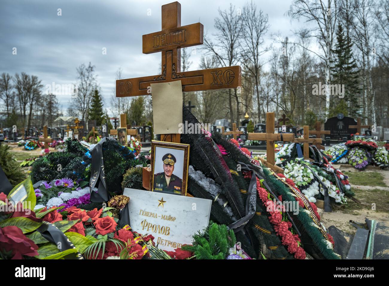 Grab in Sankt Petersburg des Generalbürgermeisters Frolow, der während der Kriegsschlachten nach der Invasion Russlands in der Ukraine getötet wurde. General Frolow war einer der wichtigsten russischen Offizier, der´s dem russischen Krieg in der Ukraine getötet wurde. (Foto von STR/NurPhoto) Stockfoto