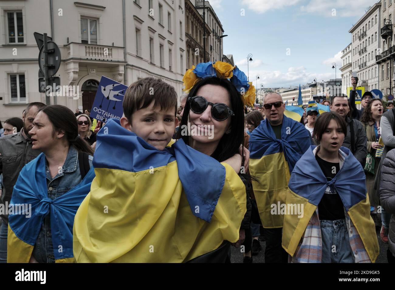 Pro-ukrainische Demonstration in Warschau, Polen, am 8. Mai 2022. Ukrainer und Polen marschierten am 8.. Mai durch Warschau - ein traditioneller "Siegestag", der WW2 endete. Die Demonstranten riefen Westeuropa zu mehr Aktionen, zu mehr Anstrengungen bei der Bewaffnung der Ukraine und zur Beendigung der russischen Invasion auf. Der marsch endete vor der russischen Botschaft. (Foto von Piotr Lapinski/NurPhoto) Stockfoto