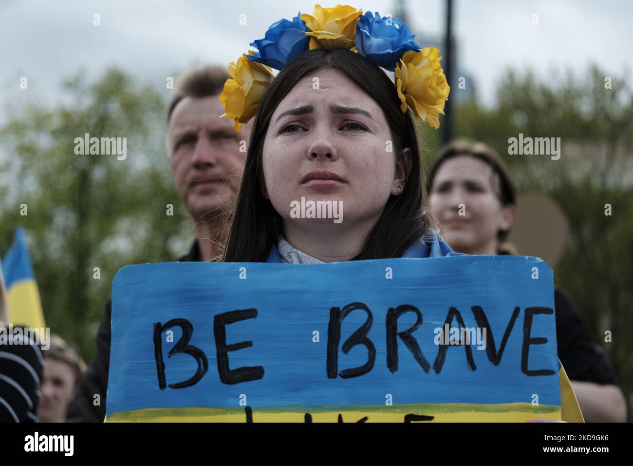 Pro-ukrainische Demonstration in Warschau, Polen, am 8. Mai 2022. Ukrainer und Polen marschierten am 8.. Mai durch Warschau - ein traditioneller "Siegestag", der WW2 endete. Die Demonstranten riefen Westeuropa zu mehr Aktionen, zu mehr Anstrengungen bei der Bewaffnung der Ukraine und zur Beendigung der russischen Invasion auf. Der marsch endete vor der russischen Botschaft. (Foto von Piotr Lapinski/NurPhoto) Stockfoto