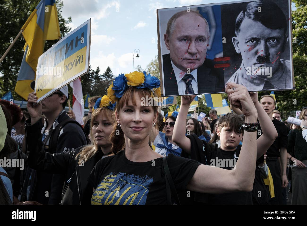 Pro-ukrainische Demonstration in Warschau, Polen, am 8. Mai 2022. Ukrainer und Polen marschierten am 8.. Mai durch Warschau - ein traditioneller "Siegestag", der WW2 endete. Die Demonstranten riefen Westeuropa zu mehr Aktionen, zu mehr Anstrengungen bei der Bewaffnung der Ukraine und zur Beendigung der russischen Invasion auf. Der marsch endete vor der russischen Botschaft. (Foto von Piotr Lapinski/NurPhoto) Stockfoto