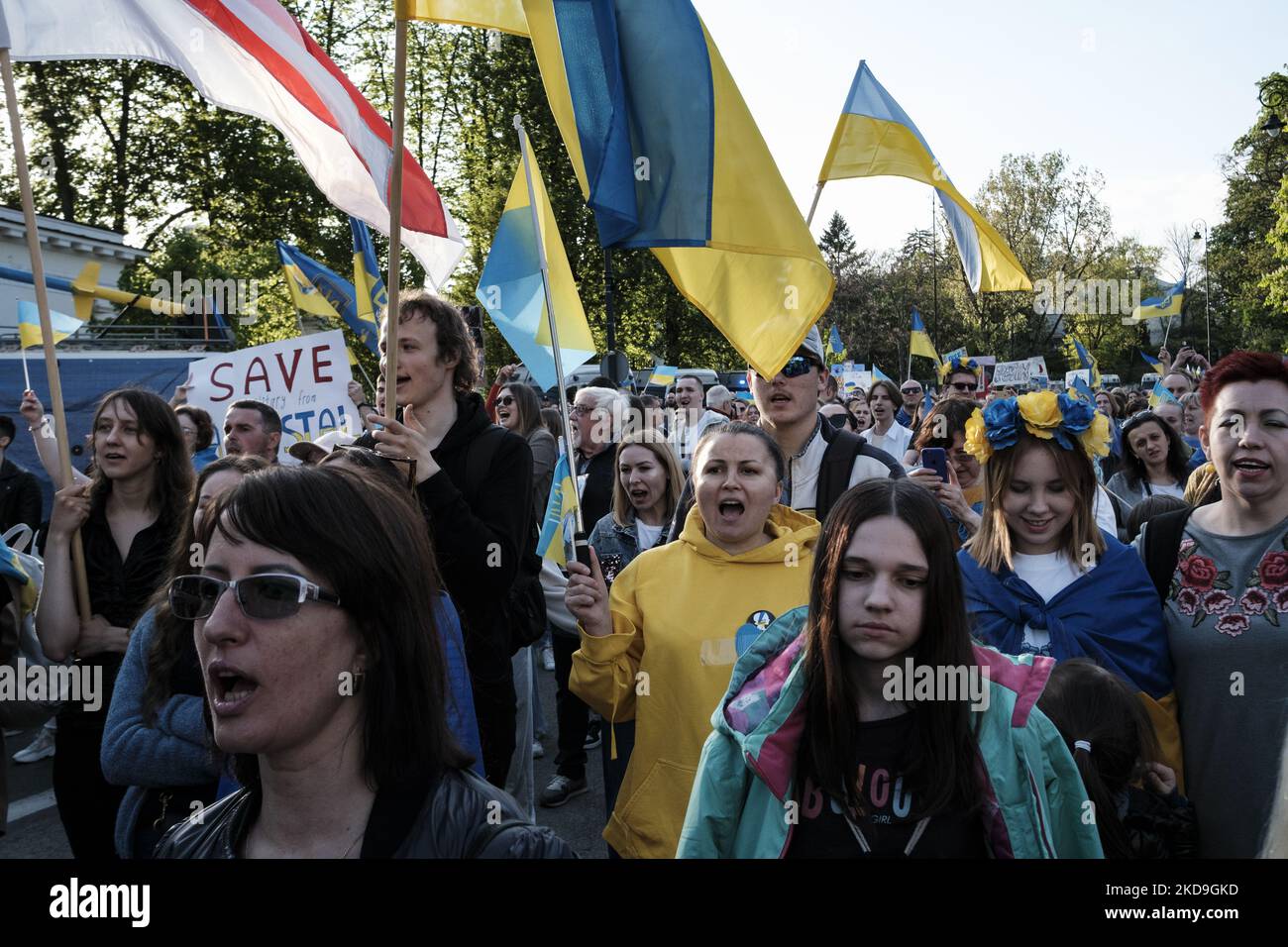Pro-ukrainische Demonstration in Warschau, Polen, am 8. Mai 2022. Ukrainer und Polen marschierten am 8.. Mai durch Warschau - ein traditioneller "Siegestag", der WW2 endete. Die Demonstranten riefen Westeuropa zu mehr Aktionen, zu mehr Anstrengungen bei der Bewaffnung der Ukraine und zur Beendigung der russischen Invasion auf. Der marsch endete vor der russischen Botschaft. (Foto von Piotr Lapinski/NurPhoto) Stockfoto