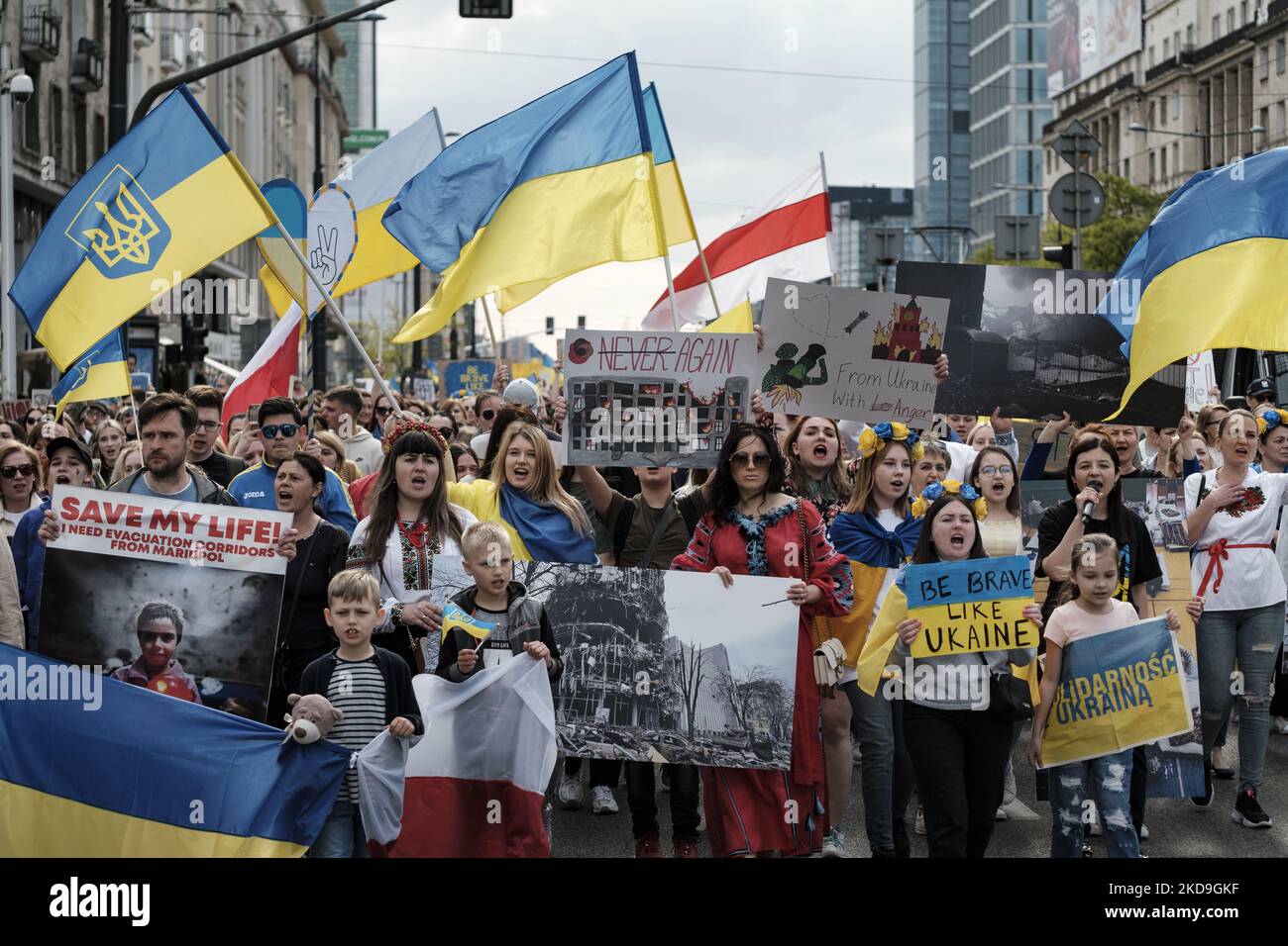 Pro-ukrainische Demonstration in Warschau, Polen, am 8. Mai 2022. Ukrainer und Polen marschierten am 8.. Mai durch Warschau - ein traditioneller "Siegestag", der WW2 endete. Die Demonstranten riefen Westeuropa zu mehr Aktionen, zu mehr Anstrengungen bei der Bewaffnung der Ukraine und zur Beendigung der russischen Invasion auf. Der marsch endete vor der russischen Botschaft. (Foto von Piotr Lapinski/NurPhoto) Stockfoto