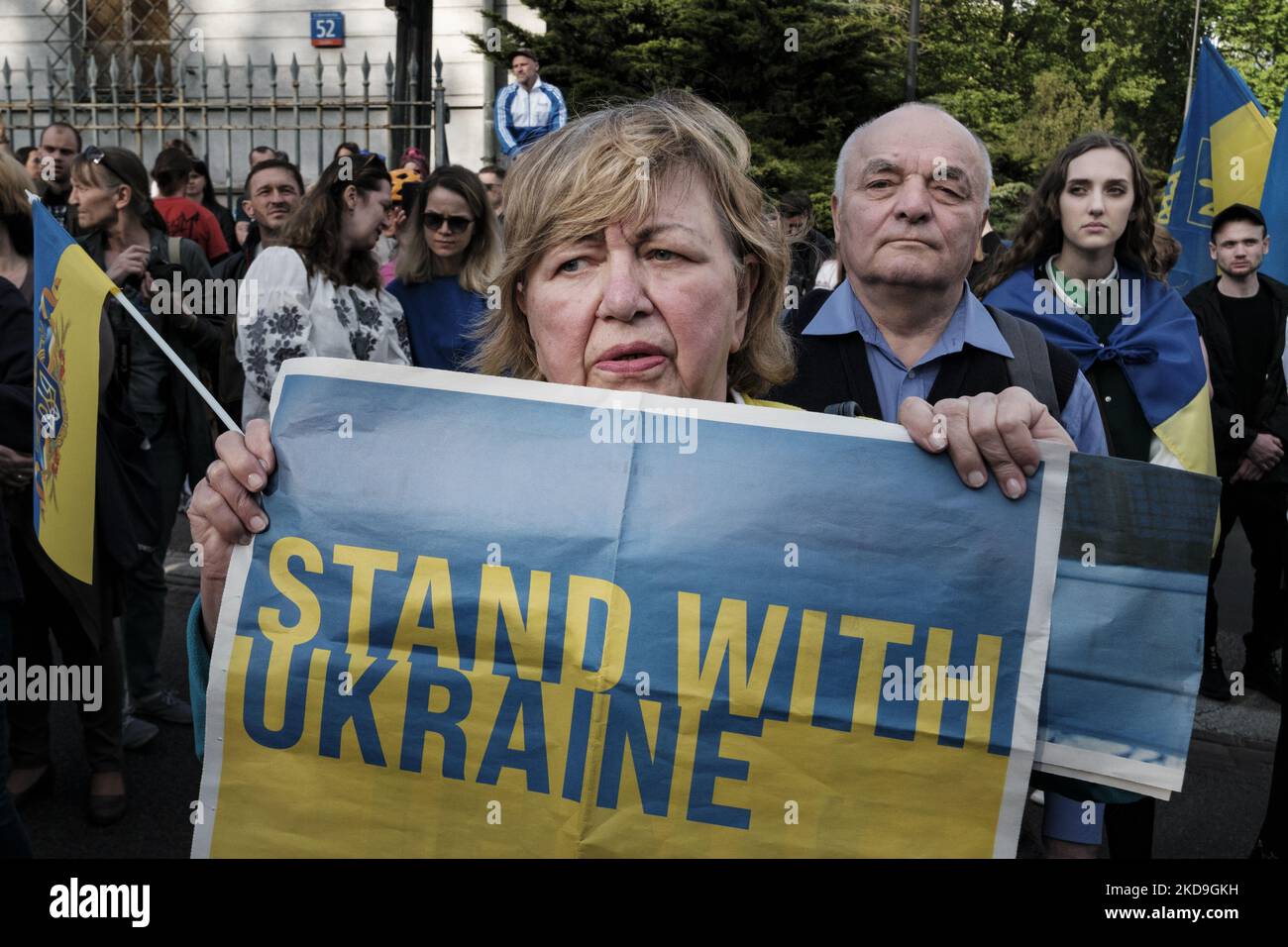 Pro-ukrainische Demonstration in Warschau, Polen, am 8. Mai 2022. Ukrainer und Polen marschierten am 8.. Mai durch Warschau - ein traditioneller "Siegestag", der WW2 endete. Die Demonstranten riefen Westeuropa zu mehr Aktionen, zu mehr Anstrengungen bei der Bewaffnung der Ukraine und zur Beendigung der russischen Invasion auf. Der marsch endete vor der russischen Botschaft. (Foto von Piotr Lapinski/NurPhoto) Stockfoto