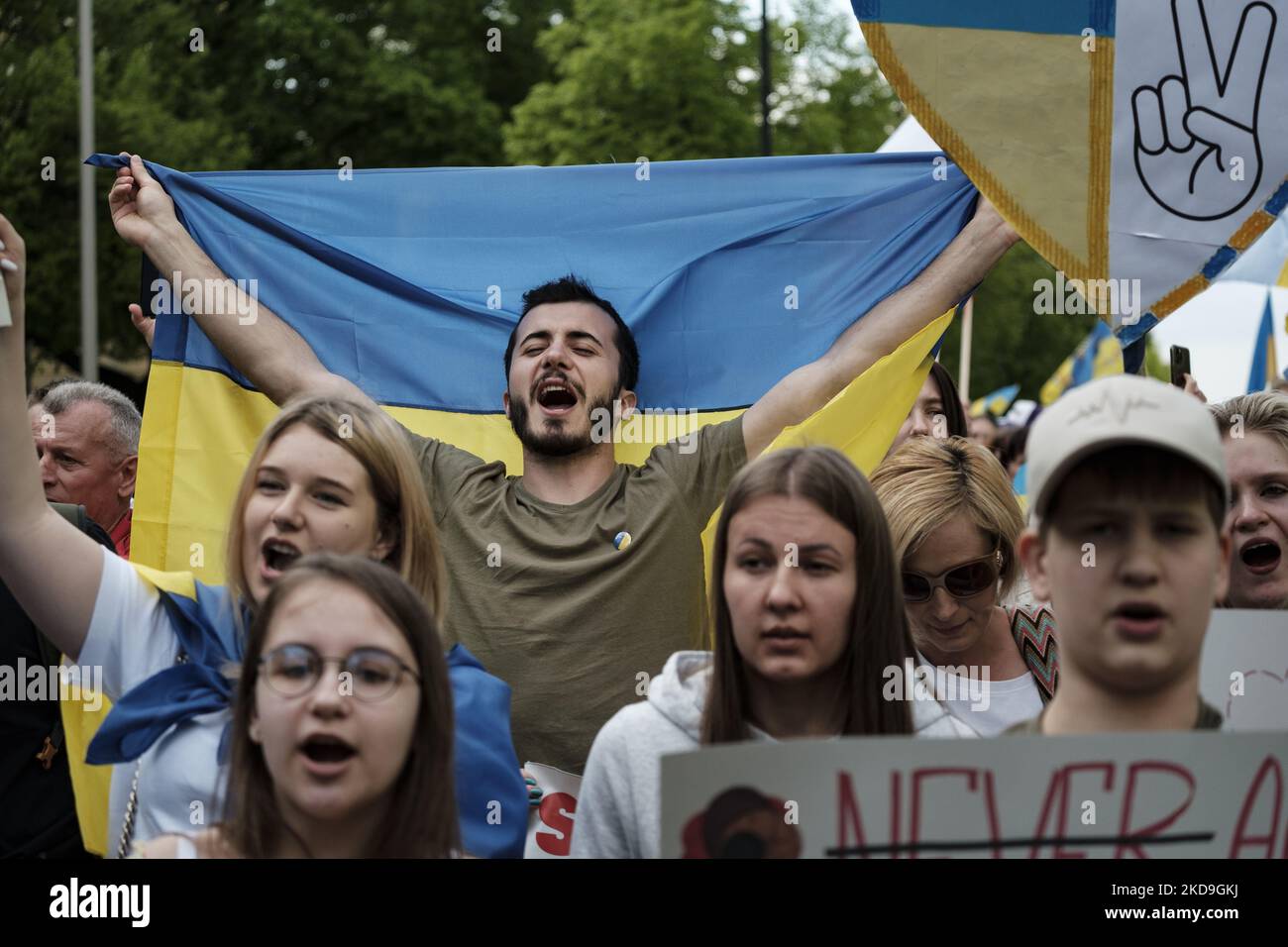 Pro-ukrainische Demonstration in Warschau, Polen, am 8. Mai 2022. Ukrainer und Polen marschierten am 8.. Mai durch Warschau - ein traditioneller "Siegestag", der WW2 endete. Die Demonstranten riefen Westeuropa zu mehr Aktionen, zu mehr Anstrengungen bei der Bewaffnung der Ukraine und zur Beendigung der russischen Invasion auf. Der marsch endete vor der russischen Botschaft. (Foto von Piotr Lapinski/NurPhoto) Stockfoto