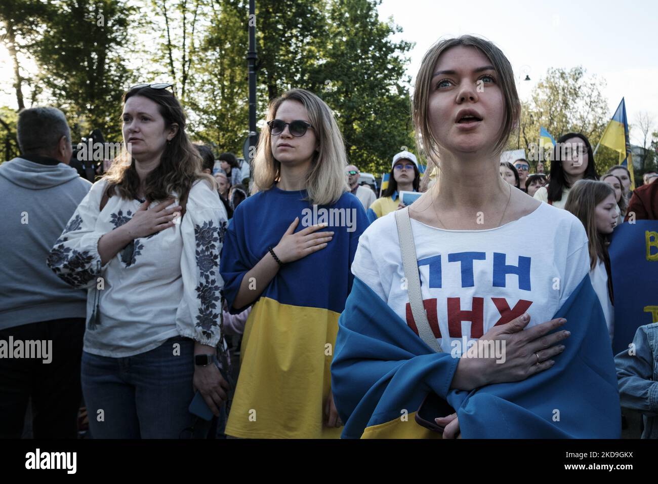 Pro-ukrainische Demonstration in Warschau, Polen, am 8. Mai 2022. Ukrainer und Polen marschierten am 8.. Mai durch Warschau - ein traditioneller "Siegestag", der WW2 endete. Die Demonstranten riefen Westeuropa zu mehr Aktionen, zu mehr Anstrengungen bei der Bewaffnung der Ukraine und zur Beendigung der russischen Invasion auf. Der marsch endete vor der russischen Botschaft. (Foto von Piotr Lapinski/NurPhoto) Stockfoto