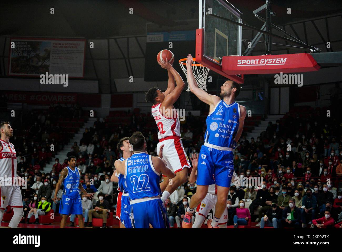 Reyes Angriff gegen bilan während der italienischen Basketball A Serie Championship Openjobmetis Varese gegen Banco di Sardegna Sassari am 08. Mai 2022 in der Enerxenia Arena in Varese, Italien (Foto von Alessandro Negrini/LiveMedia/NurPhoto) Stockfoto