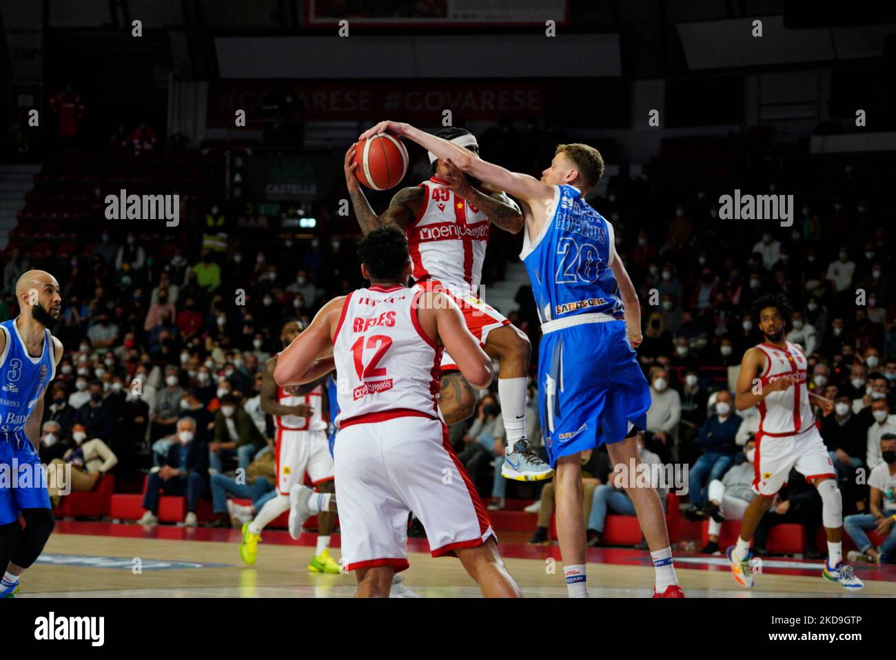 Bendzius fällt auf keane während der italienischen Basketball A Serie Championship Openjobmetis Varese vs Banco di Sardegna Sassari am 08. Mai 2022 in der Enerxenia Arena in Varese, Italien (Foto von Alessandro Negrini/LiveMedia/NurPhoto) Stockfoto