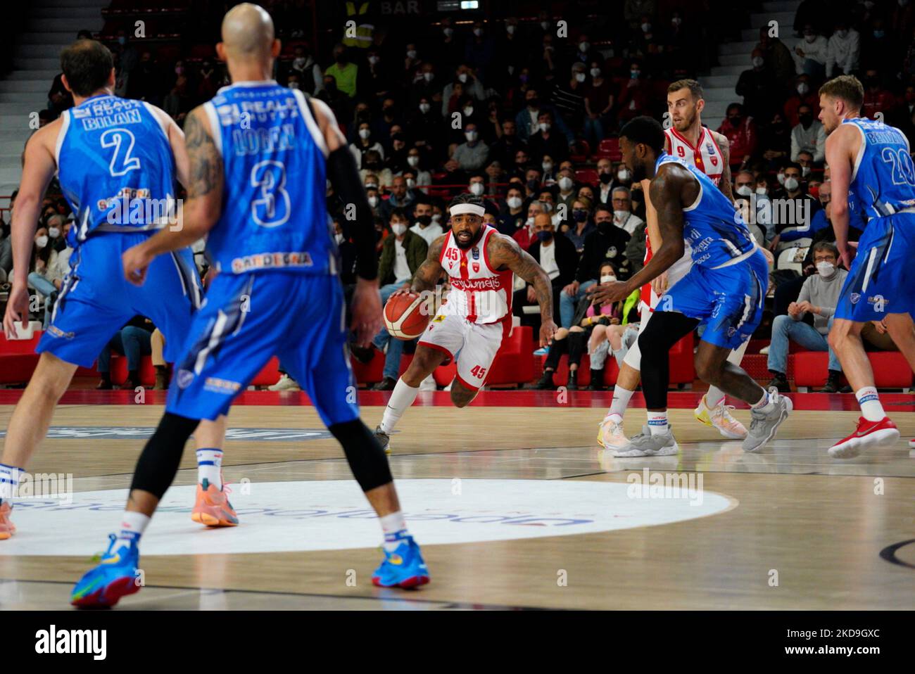 Kean attackiert den Ring während der italienischen Basketball A Serie Championship Openjobmetis Varese gegen Banco di Sardegna Sassari am 08. Mai 2022 in der Enerxenia Arena in Varese, Italien (Foto von Alessandro Negrini/LiveMedia/NurPhoto) Stockfoto