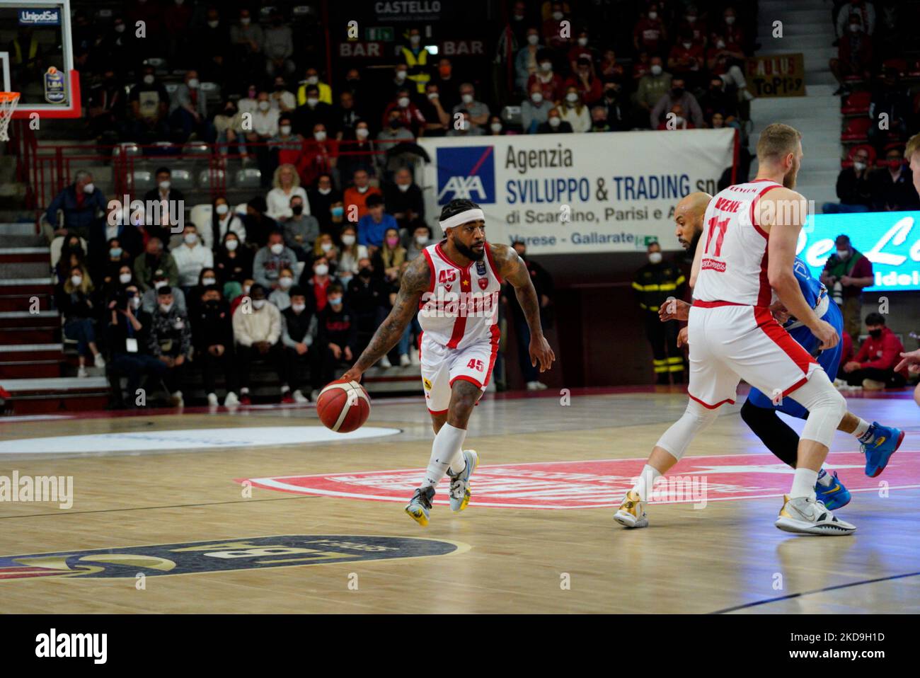 Vene blockieren Logan während der italienischen Basketball-Meisterschaft A Serie Championship Varese vs Banco di Sardegna Sassari am 08. Mai 2022 in der Enerxenia Arena in Varese, Italien (Foto von Alessandro Negrini/LiveMedia/NurPhoto) Stockfoto