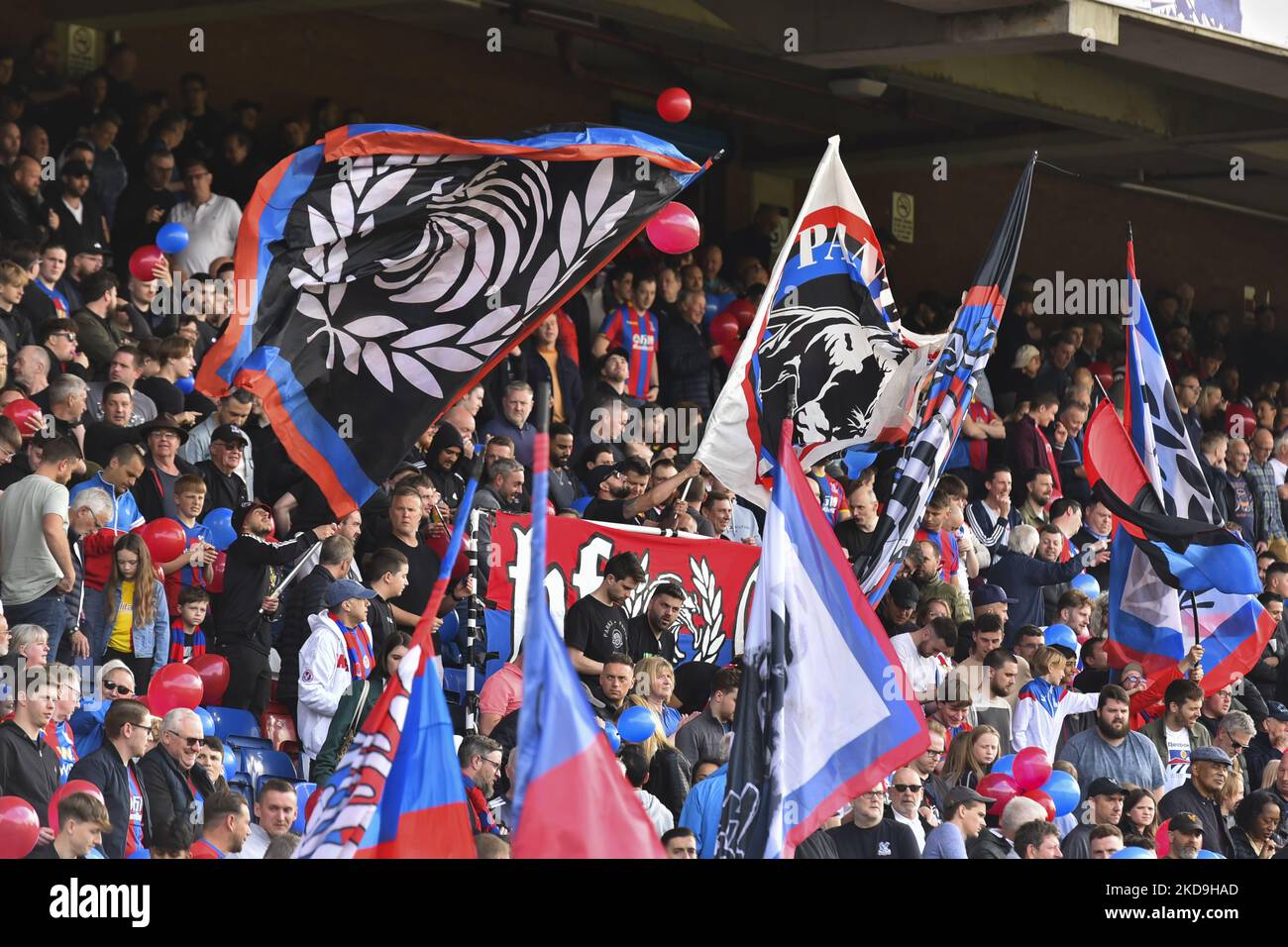 Crystal Palace-Fans winken während des Premier League-Spiels zwischen Crystal Palace und Watford im Selhurst Park, London, am Samstag, 7.. Mai 2022. (Foto von Ivan Yordanov/MI News/NurPhoto) Stockfoto
