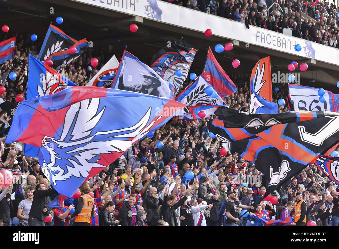 Crystal Palace-Fans winken während des Premier League-Spiels zwischen Crystal Palace und Watford im Selhurst Park, London, am Samstag, 7.. Mai 2022. (Foto von Ivan Yordanov/MI News/NurPhoto) Stockfoto