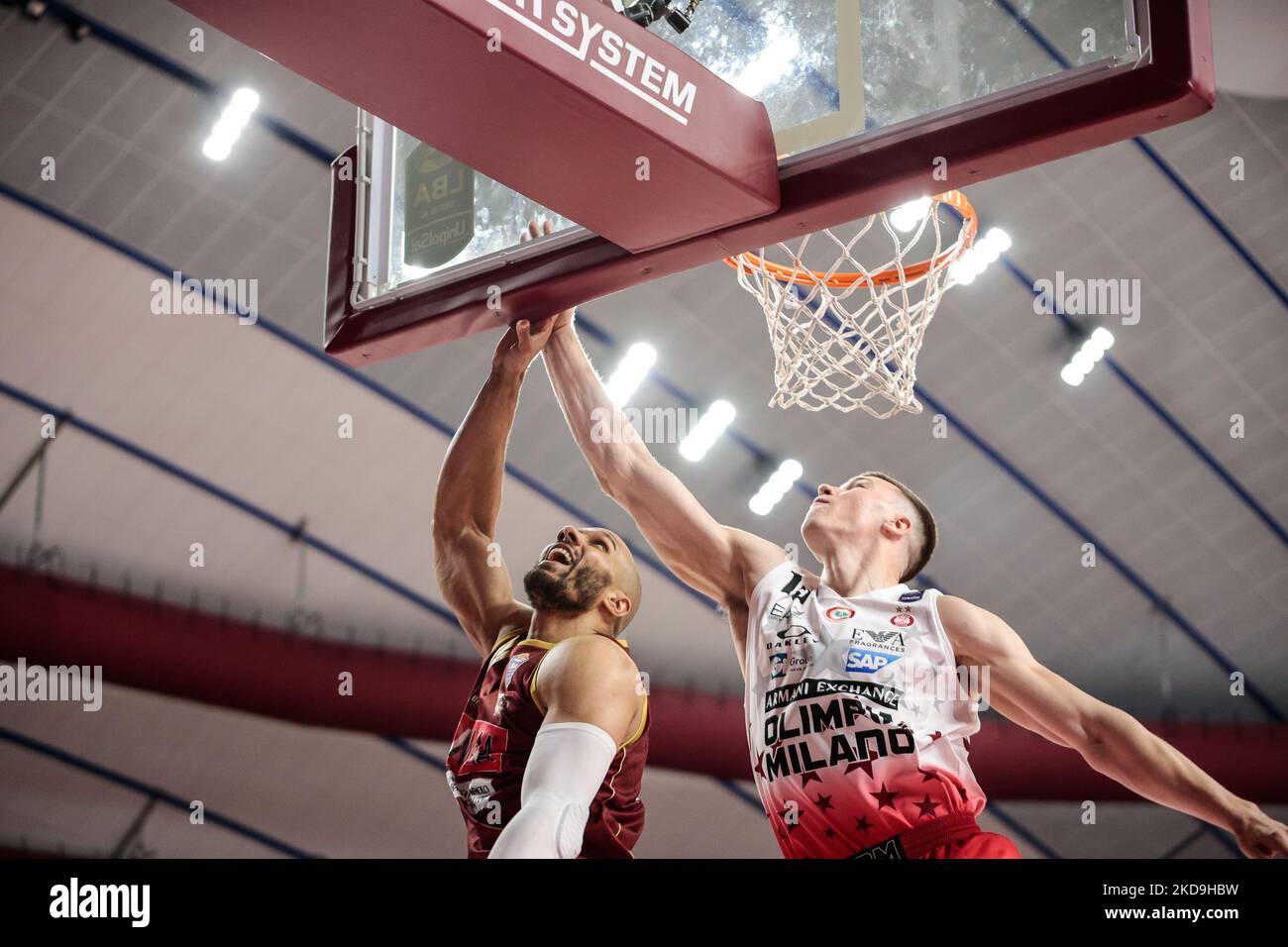 Jordan Morgan (Umana Reyer Venezia) und Kaleb Tarczewski (A X Armani Exchange Milano) während der italienischen Basketball A Serie Championship Umana Reyer Venezia vs A X Armani Exchange Milano am 08. Mai 2022 im Taliercio in Venedig, Italien (Foto: Mattia Radoni/LiveMedia/NurPhoto) Stockfoto