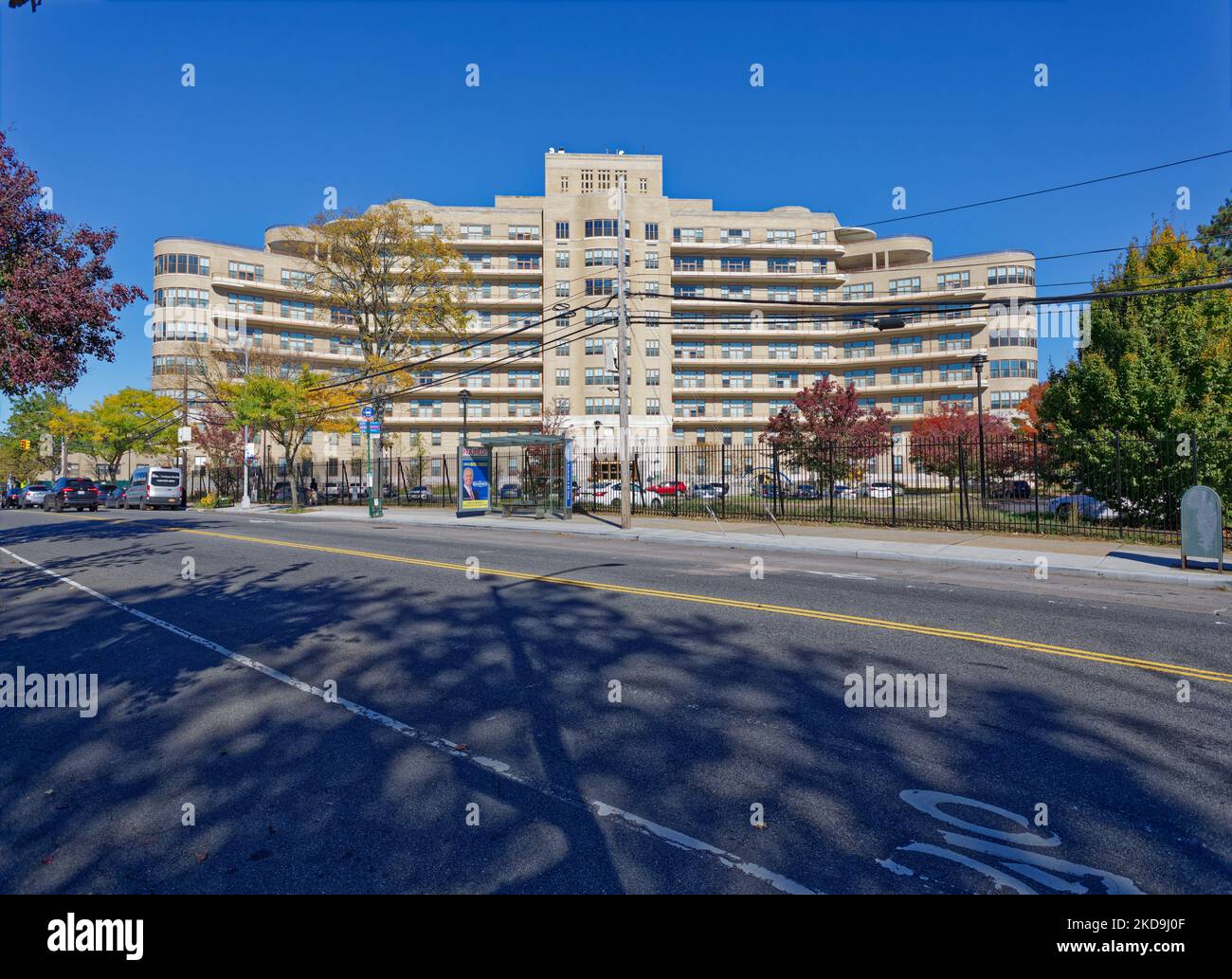 T Building, ehemaliges Triboro Hospital for Tuberkulose, wurde in erschwingliche Wohnungen umgewandelt. Stockfoto