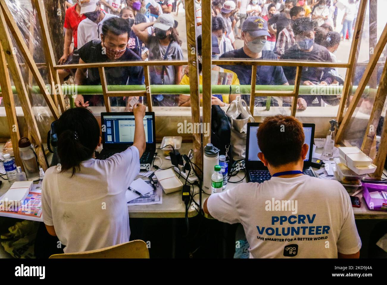 Szene im Wahlbezirk während der nationalen und lokalen Wahlen in Metro Manila, Philippinen, am 9. Mai 2022. Die philippinischen Wähler gaben während der Wahlen 2022 ihre Stimme ab. (Foto von Ryan Eduard Benaid/NurPhoto) Stockfoto