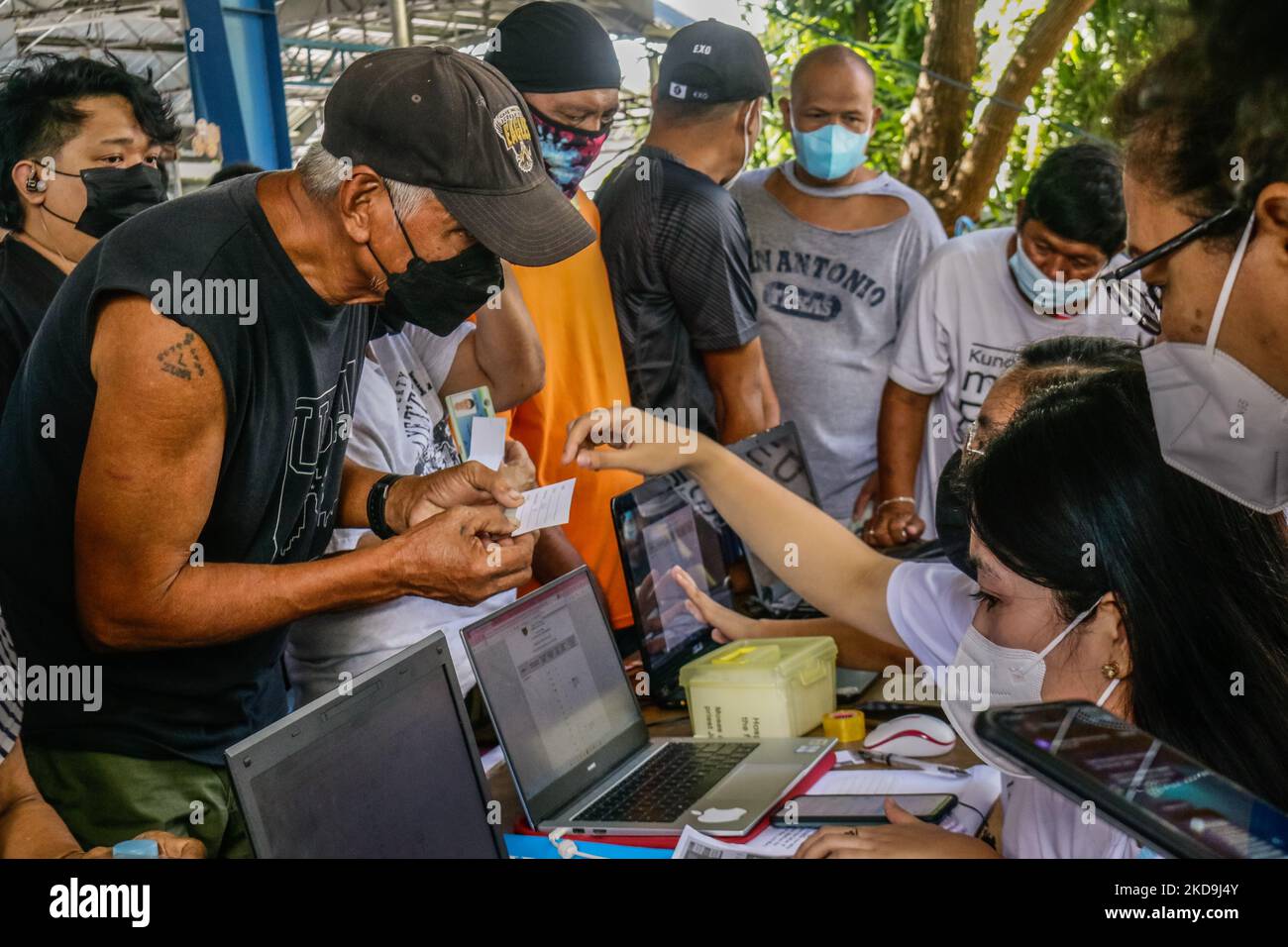 Szene im Wahlbezirk während der nationalen und lokalen Wahlen in Metro Manila, Philippinen, am 9. Mai 2022. Die philippinischen Wähler gaben während der Wahlen 2022 ihre Stimme ab. (Foto von Ryan Eduard Benaid/NurPhoto) Stockfoto