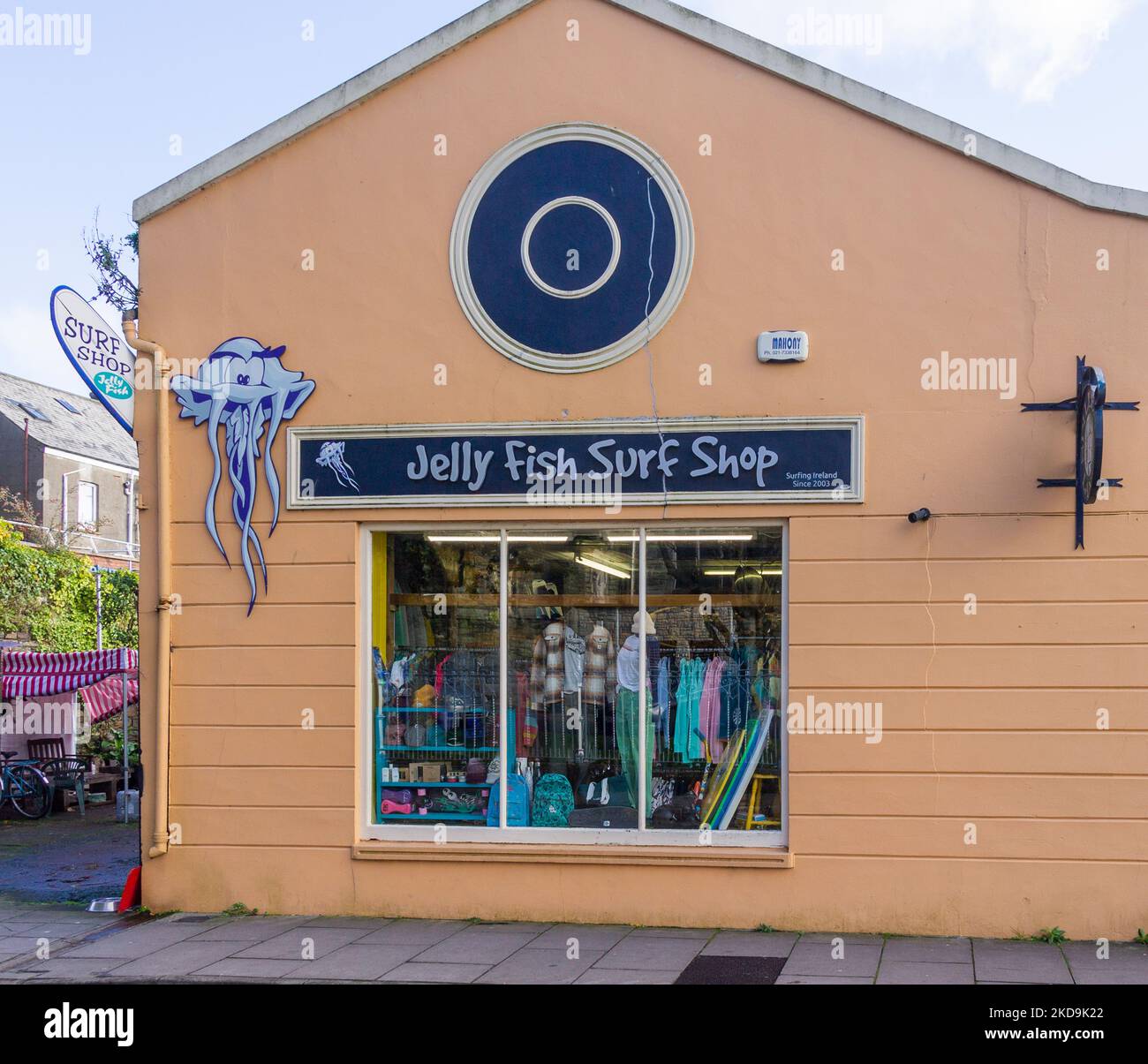 Surf-Shop mit Jelly-Fish-Schild Stockfoto
