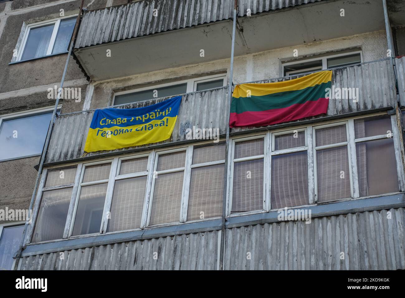 Ukrainische und litauische Flaggen, die auf dem balkon des wohnblocks aus der sowjetzeit zur Unterstützung der ukrainischen Bevölkerung während des russischen Krieges in der Ukraine ausgestellt sind, sind am 30. April 2022 in Klaipeda, Litauen, zu sehen (Foto: Michal Fludra/NurPhoto) Stockfoto