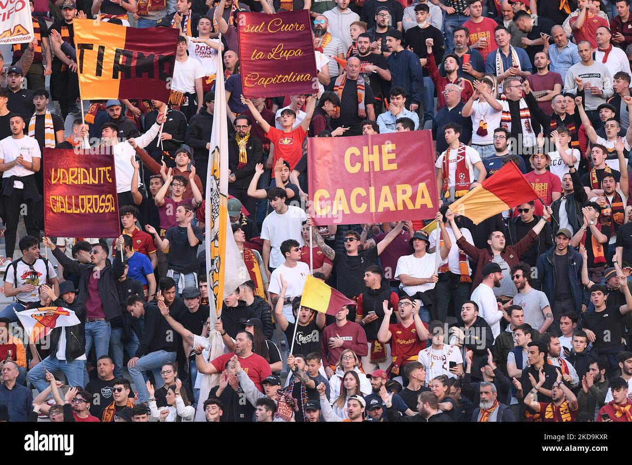 Unterstützer VON AS Roma während des Serie-A-Spiels zwischen ACF Fiorentina und AS Roma am 9. Mai 2022 in Florenz, Italien. (Foto von Giuseppe Maffia/NurPhoto) Stockfoto